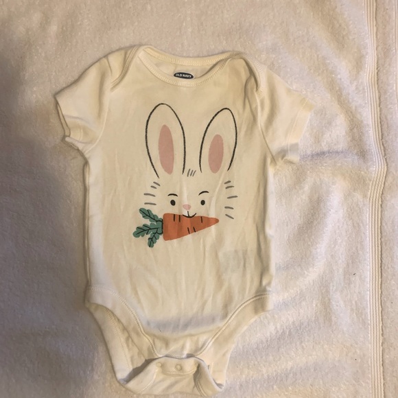 Old Navy Easter Spring bunny with carrot onesie short sleeve size 6-12 months - Picture 1 of 4